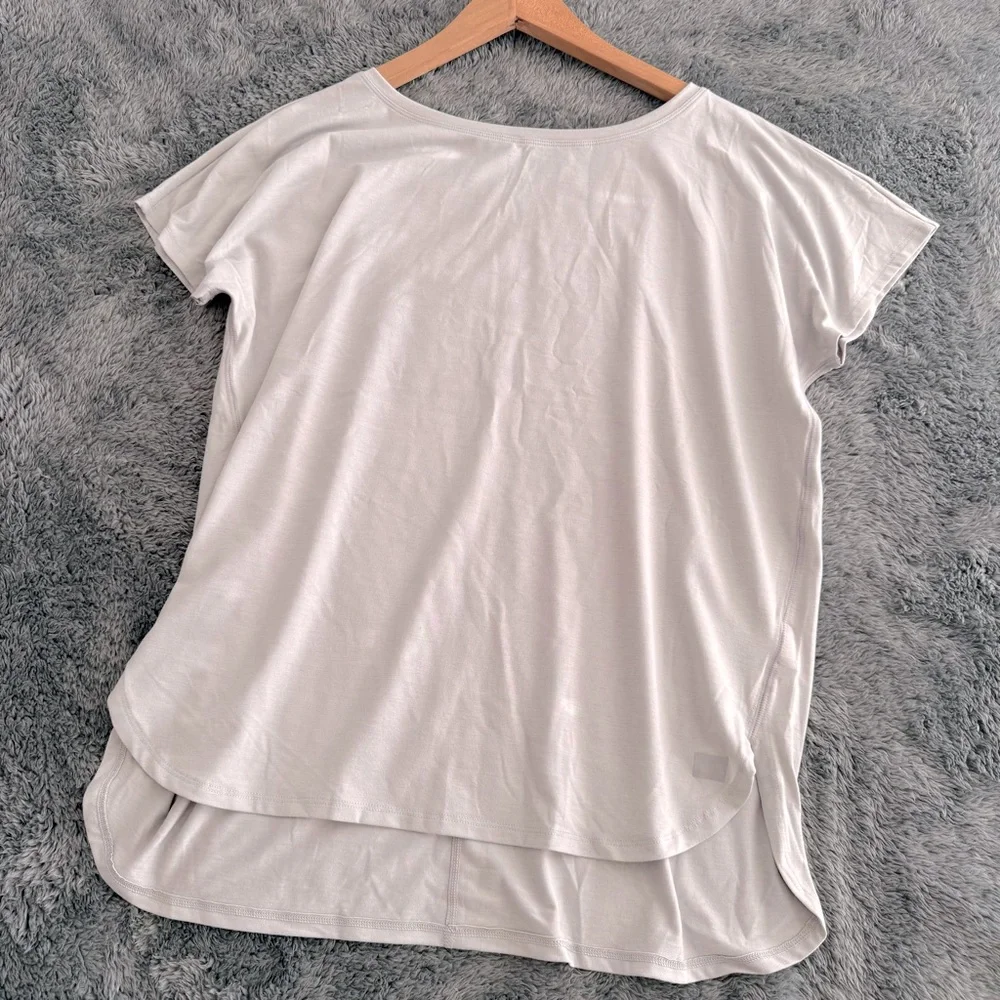 Gap Fit MWOT Women's Short Sleeve Sport Tee, High Low Hem, Light Gray, M